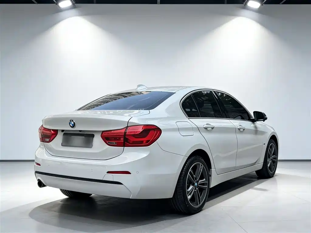 BMW 1 Series 2018 118i Sport Edition фото 16