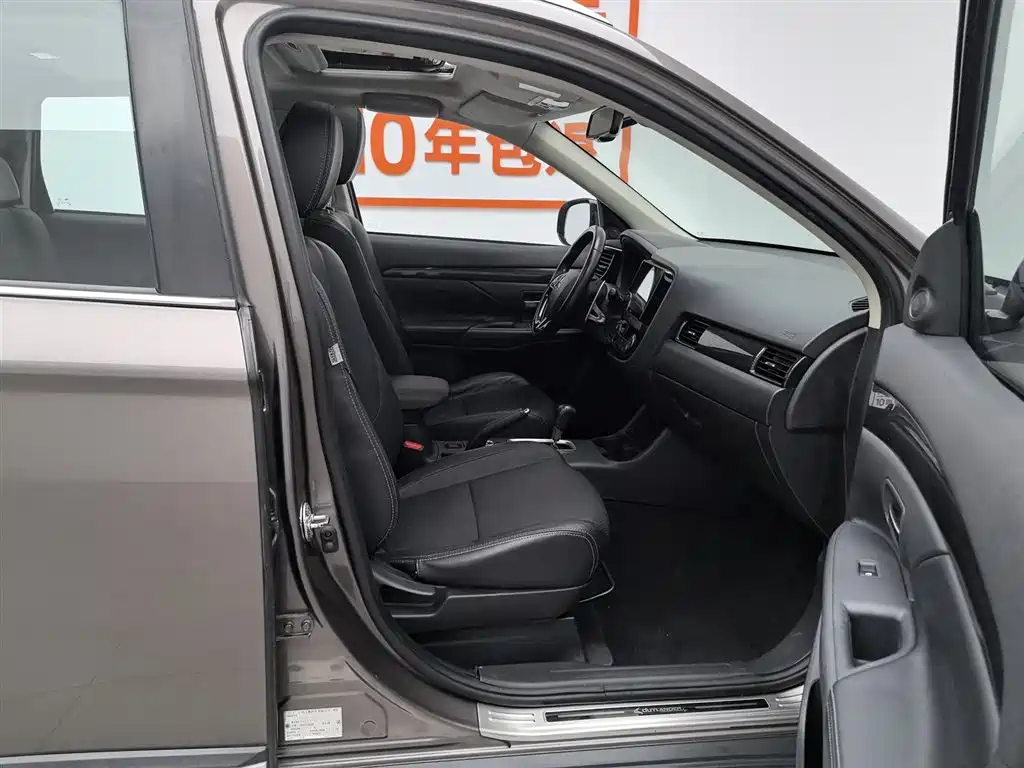 Mitsubishi Outlander 2016 2.4L 4WD Luxury Edition 7-seater фото 23