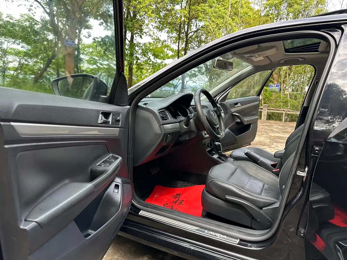 Volkswagen Lavida 2015 1.6L Automatic Comfort Edition фото 6