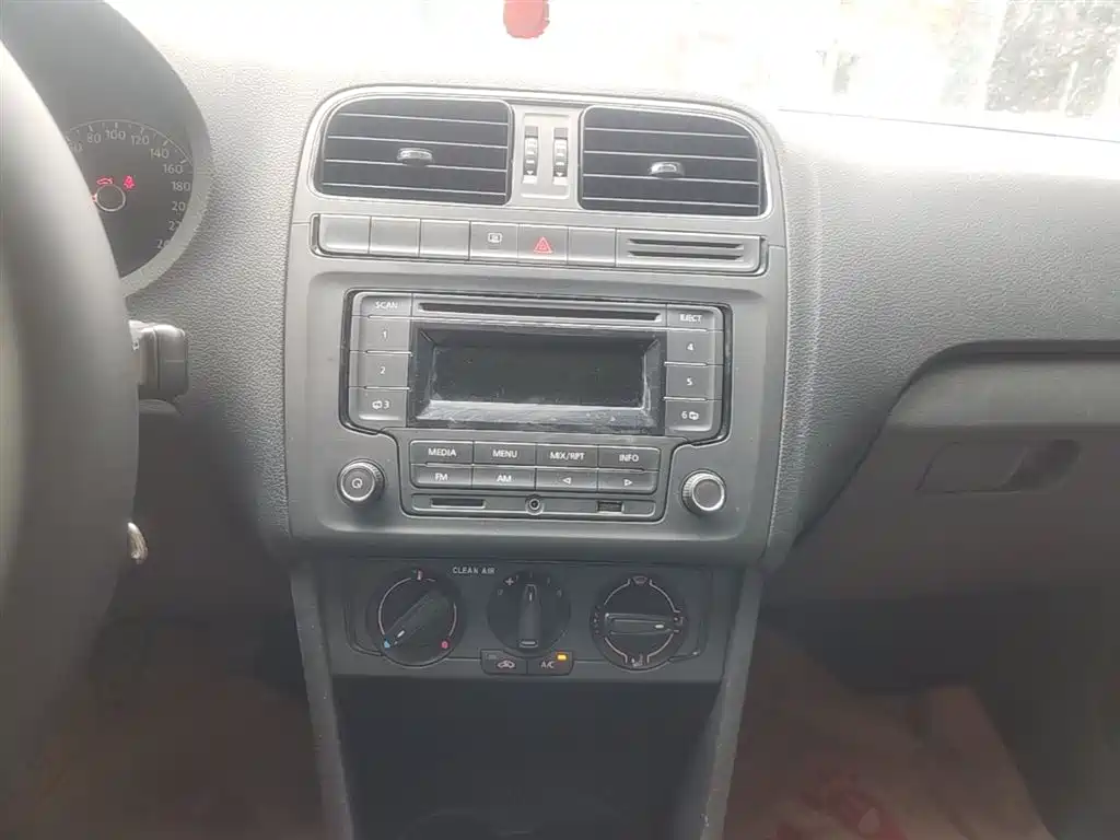 Volkswagen Polo 2016 1.4L Manual Trend фото 13