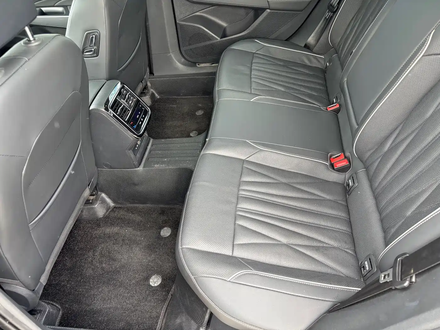 Volkswagen Passat 2023 330TSI Starlight Luxury Edition фото 6