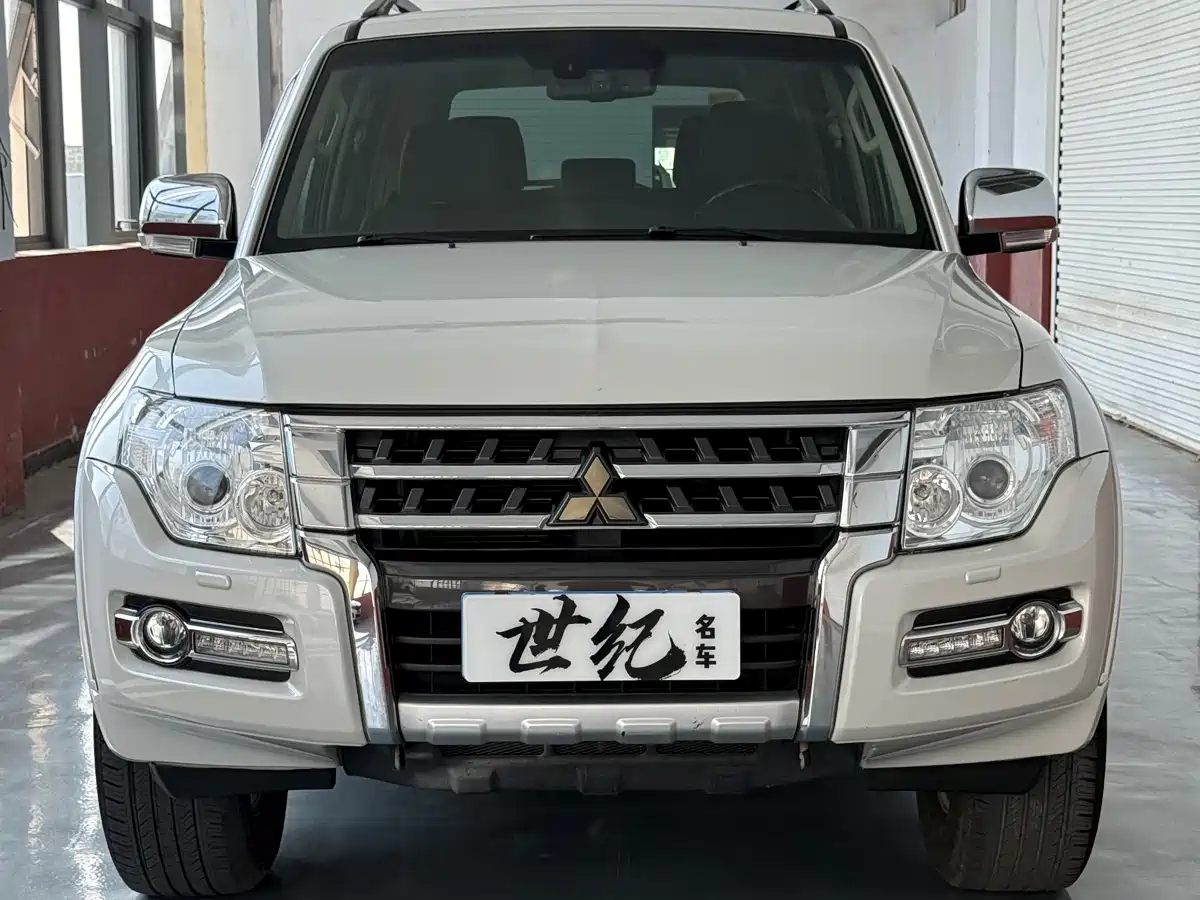 Mitsubishi Pajero (Import) 2020 3.0L Automatic Premium Edition фото 2