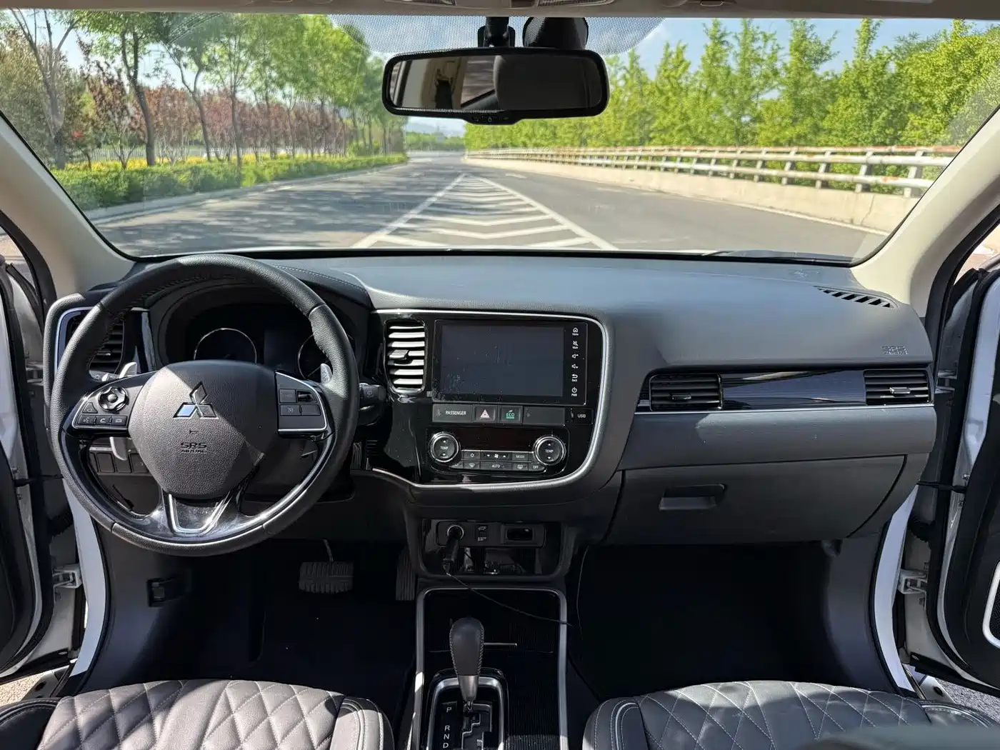Mitsubishi Outlander 2021 2.4L 4WD Deluxe Edition 7-Seater фото 4