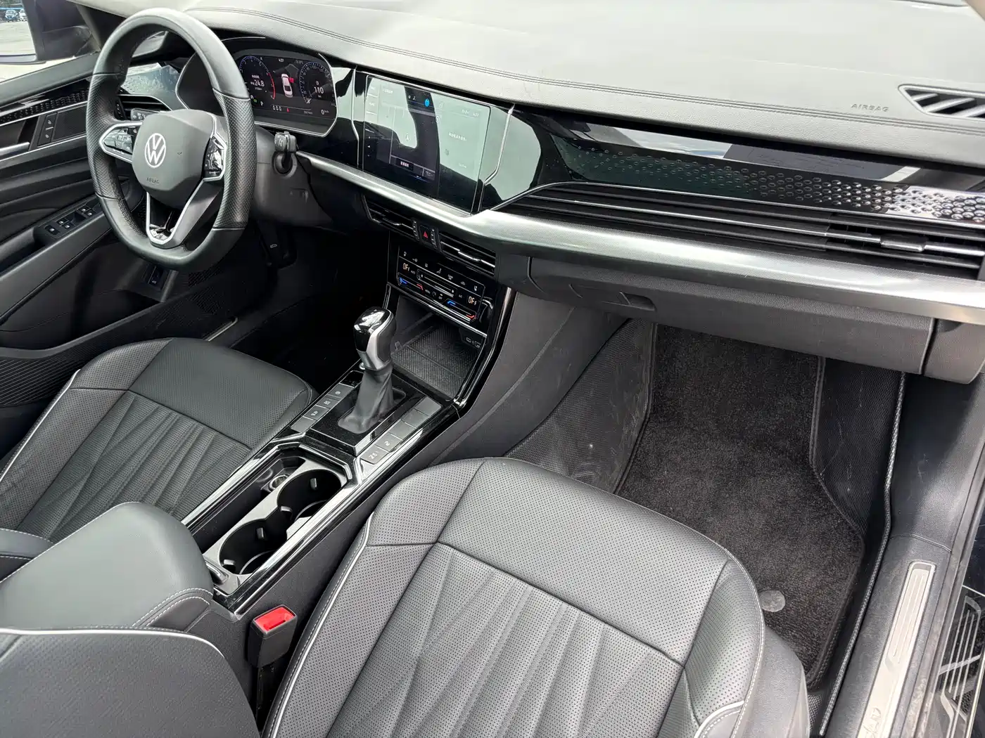 Volkswagen Passat 2023 330TSI Starlight Luxury Edition фото 12