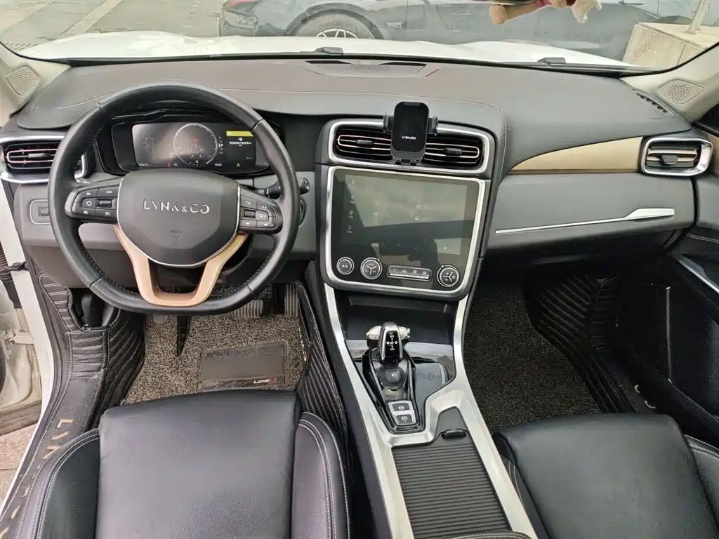 Lynk & Co 01 2018 2.0T 2WD Type+ Edition фото 9