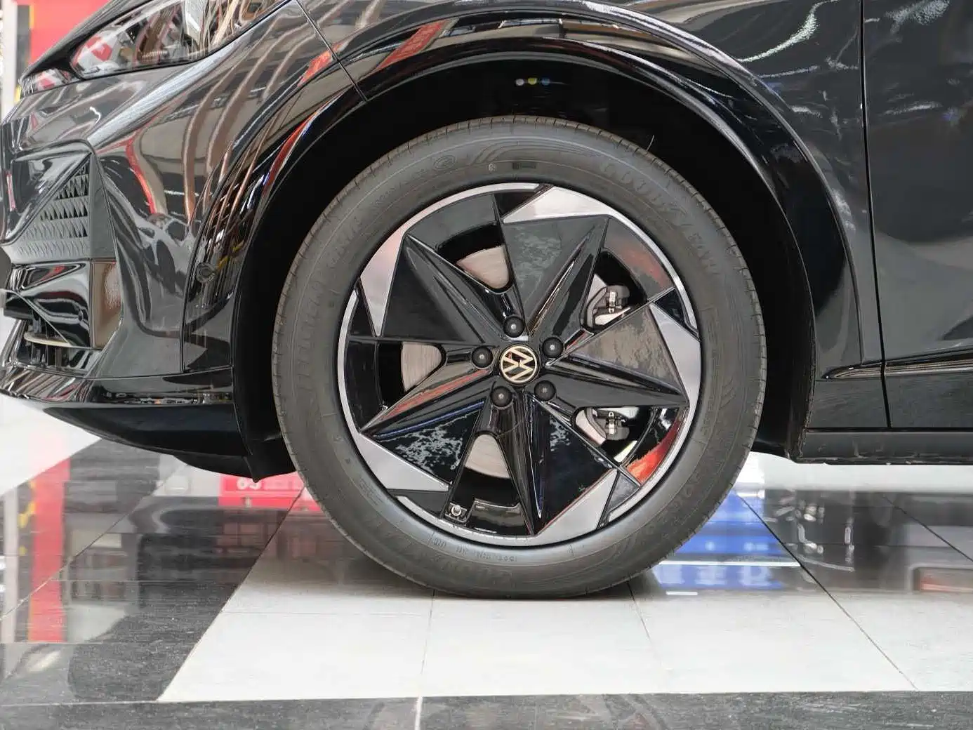 VOLKSWAGEN WITH THE CROWD 06