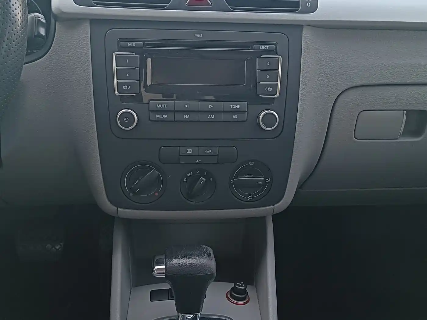 Volkswagen Bora 2012 1.6L Automatic Fashion Value Edition фото 12