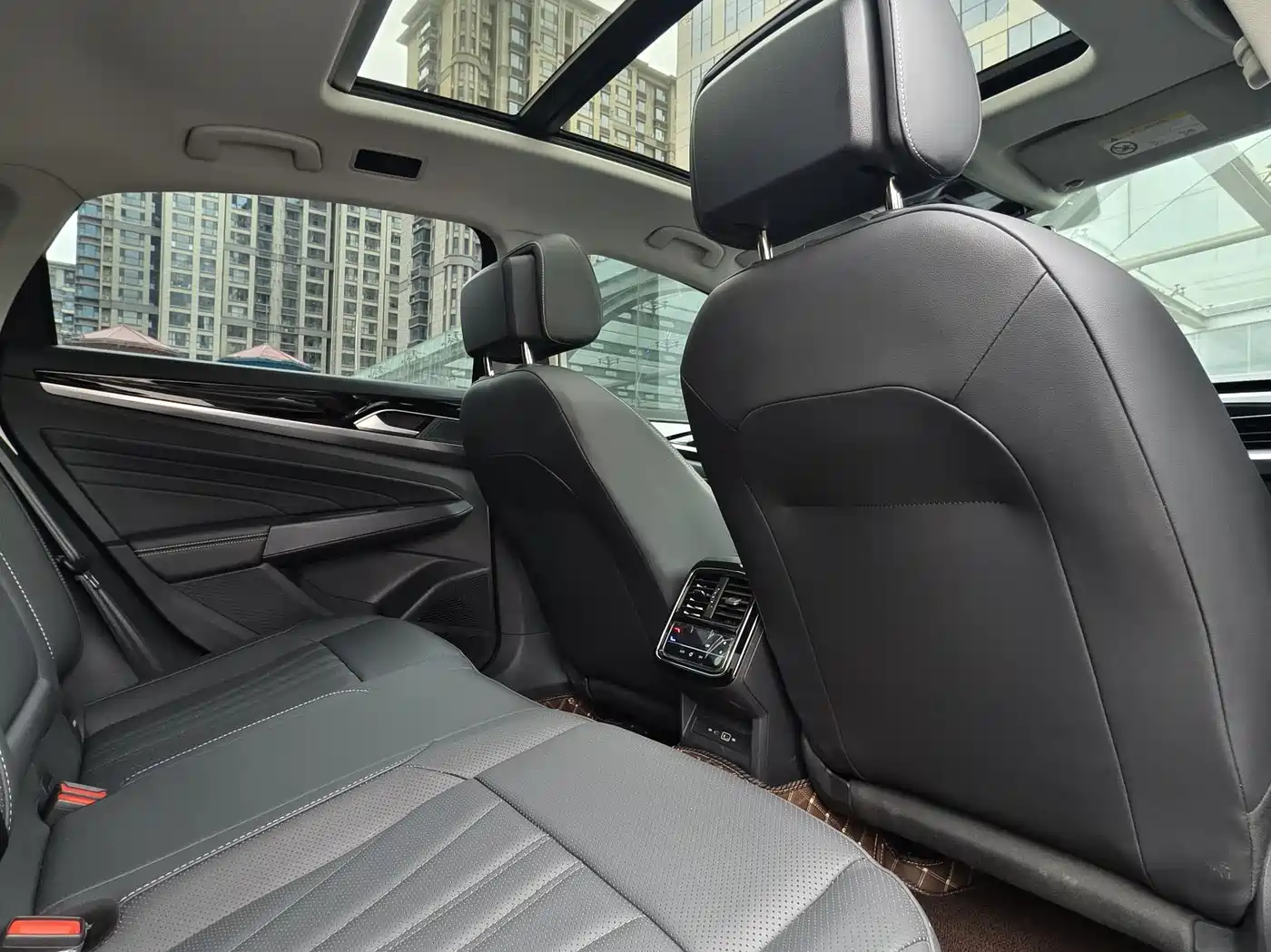 Volkswagen Passat 2025 Outstanding 330TSI Elite Edition фото 8
