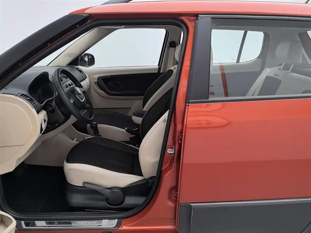 Škoda Fabia 2012 1.6L Scout фото 10
