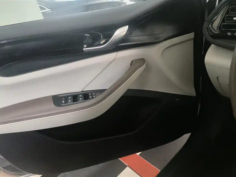BYD Qin PLUS 2024 Glory Edition DM-i 55KM Leading фото 7