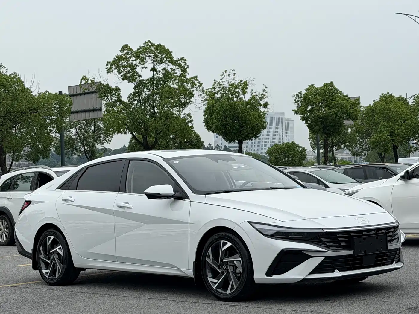 Hyundai Elantra 2023 Model 1.5L CVT LUX Premium Edition фото 2