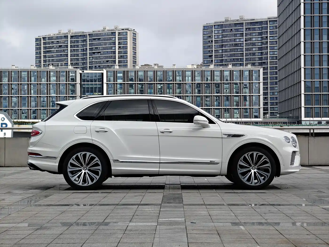 BENTLEY TIMYUE PLUG IN HYBRID