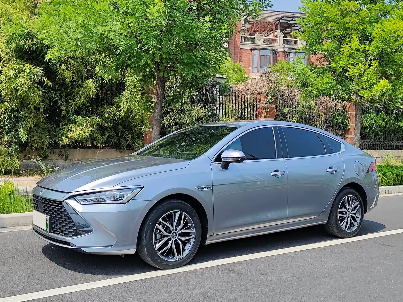 BYD Qin PLUS 2023 Champion Edition DM-i 120KM Excellence фото 15
