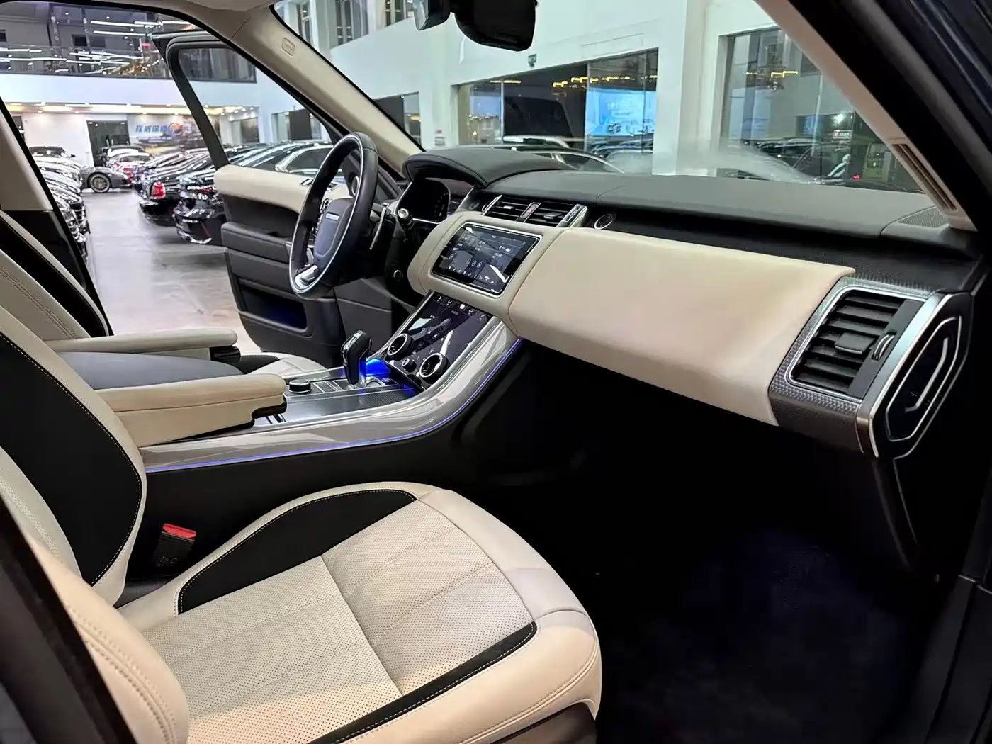 Land Rover Range Rover Sport 2022 3.0 L6 Indigo Flowing Light Edition фото 9