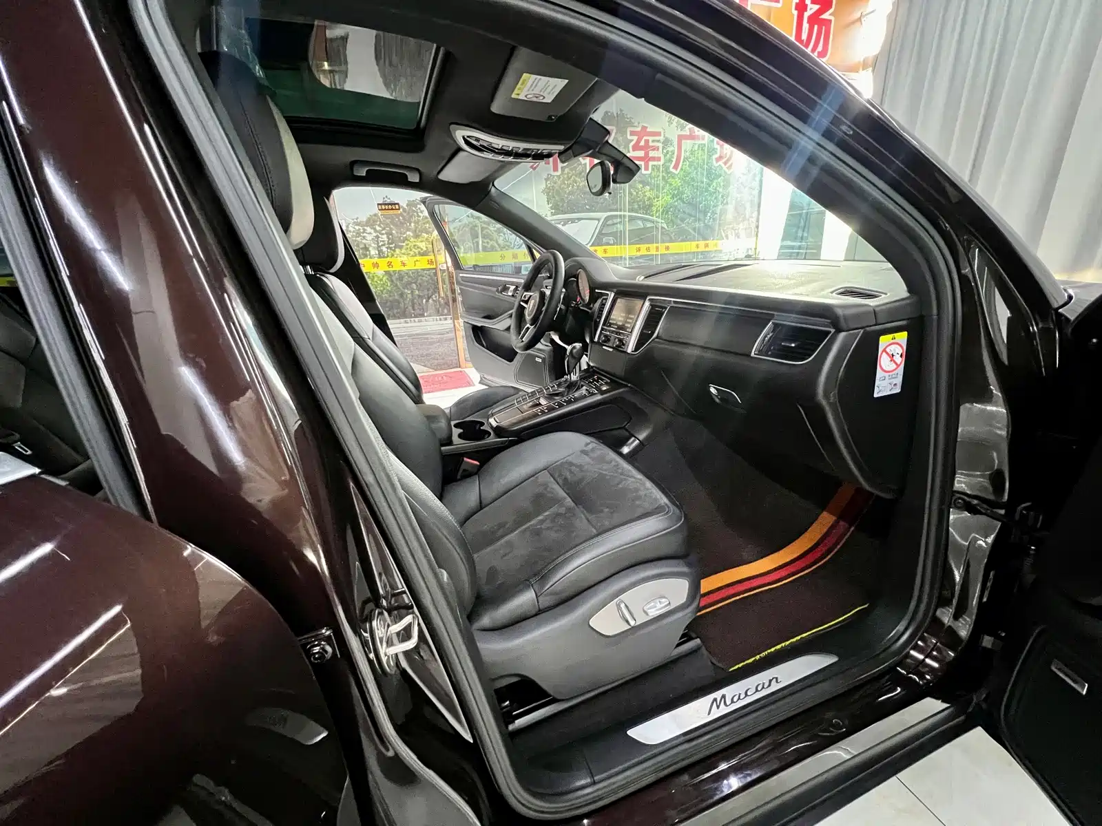 Photo 15 - Porsche Macan