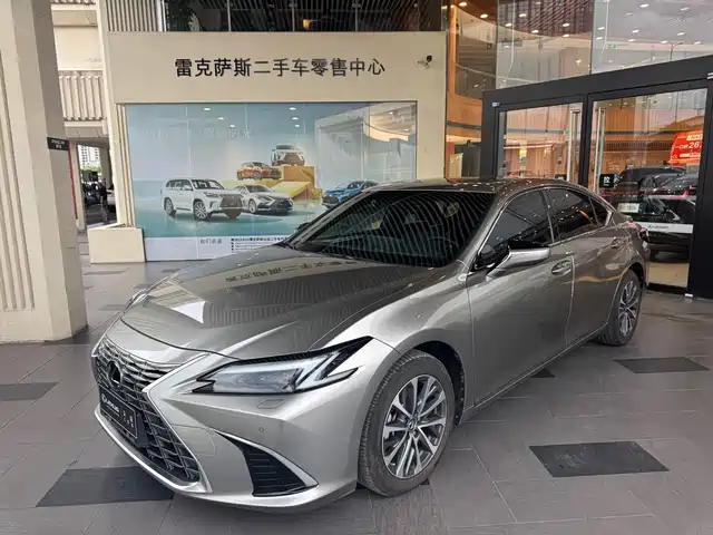 Lexus ES 2025
