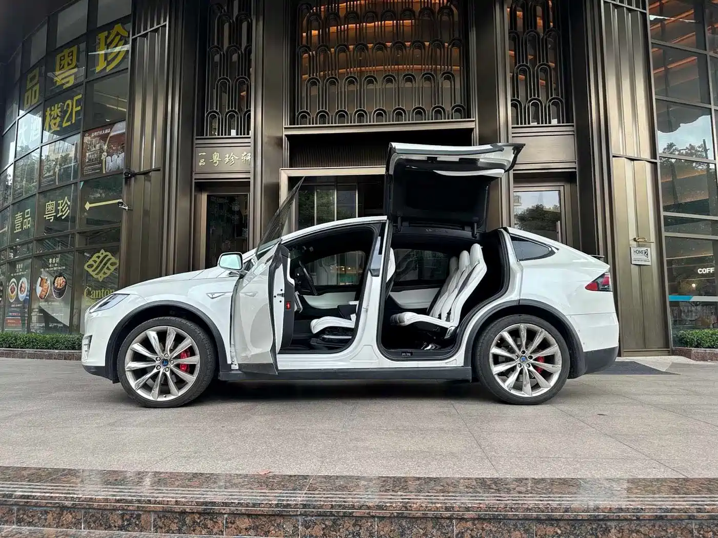 TESLA MODEL X