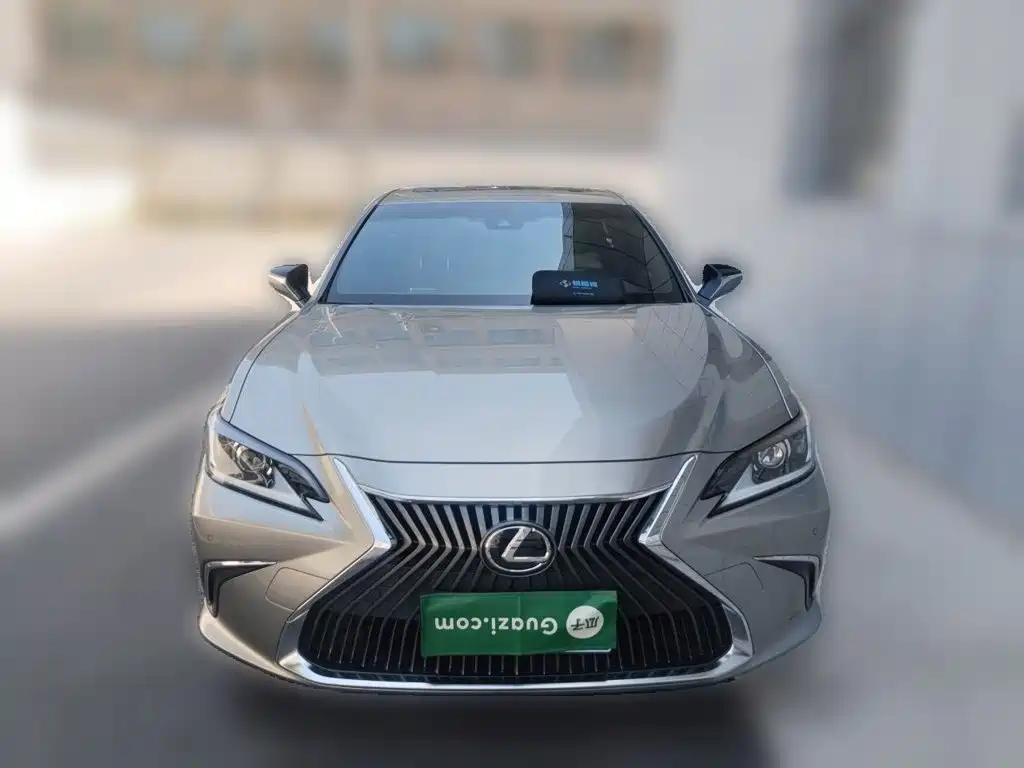 Фото 24 - Lexus ES