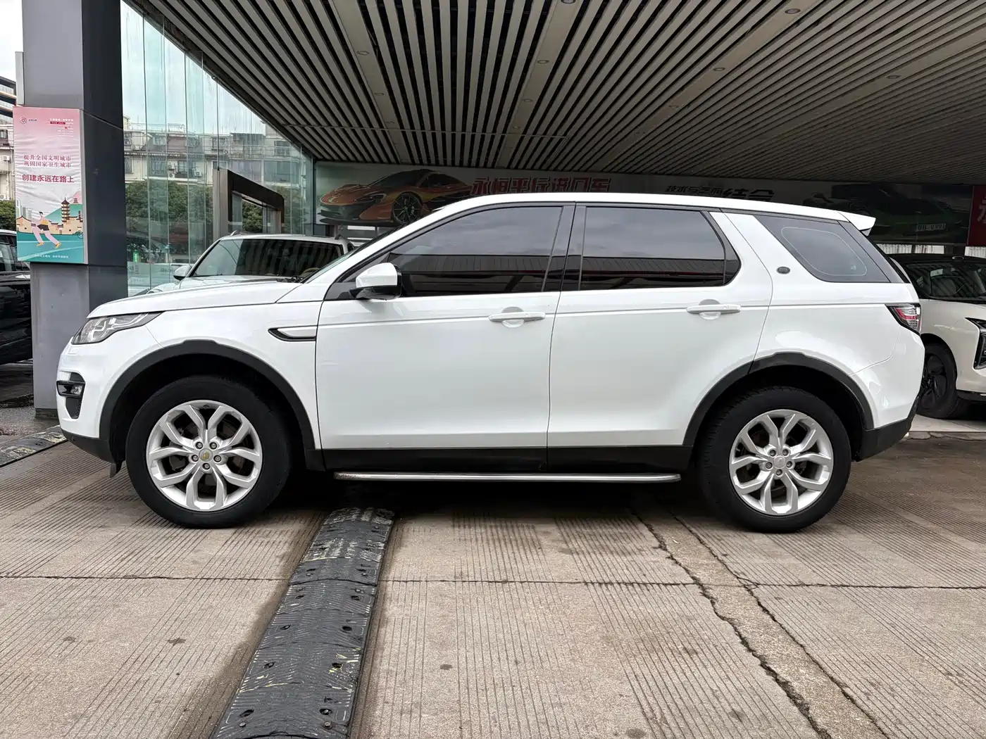 Land Rover Discovery Sport 2018 240PS HSE Edition фото 4