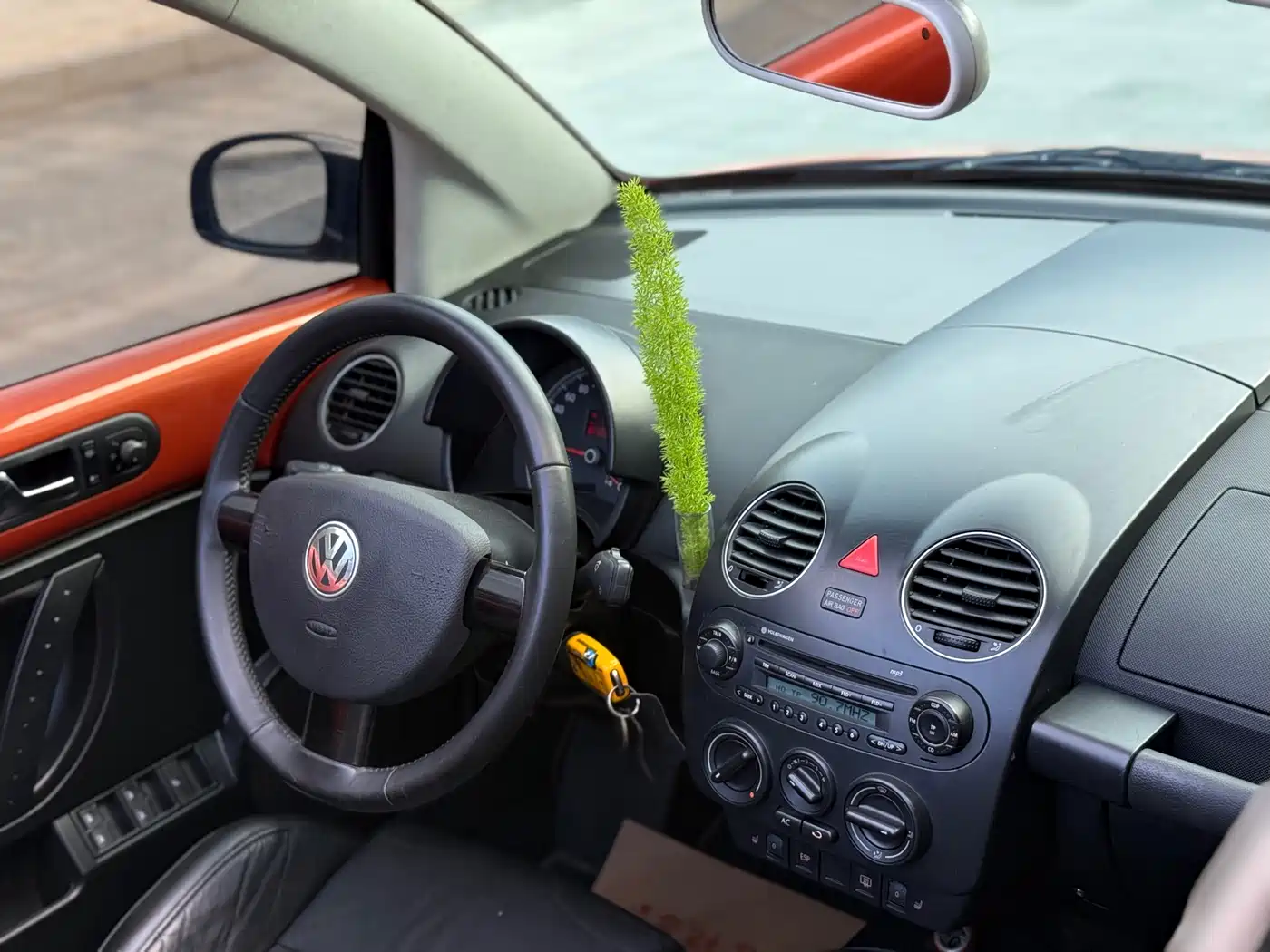 Volkswagen Beetle 2010 Model 2.0 BlackOrange Convertible Luxury Edition фото 10