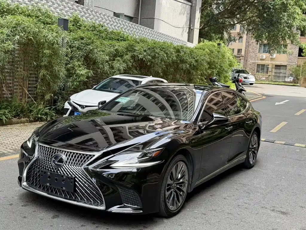 Фото 1 - Lexus LS