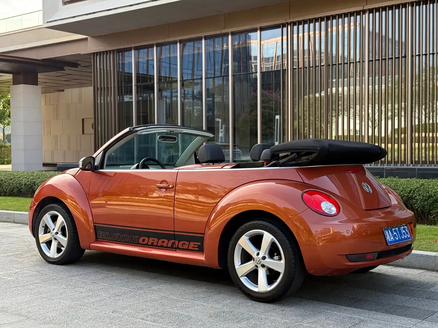 Volkswagen Beetle 2010 Model 2.0 BlackOrange Convertible Luxury Edition фото 4