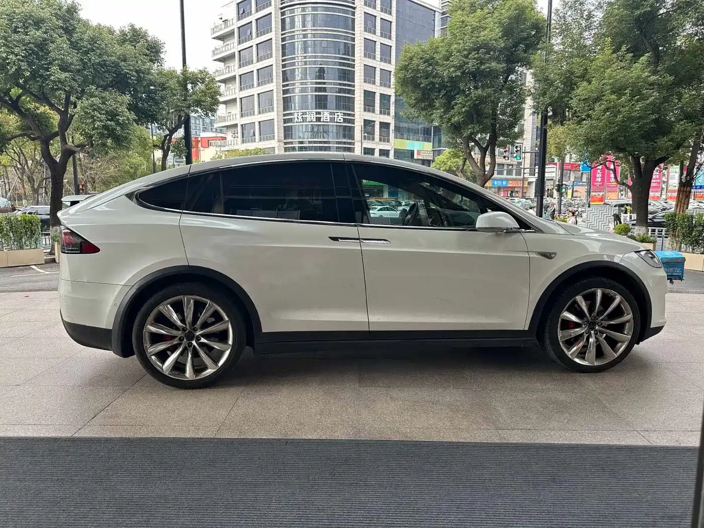 TESLA MODEL X