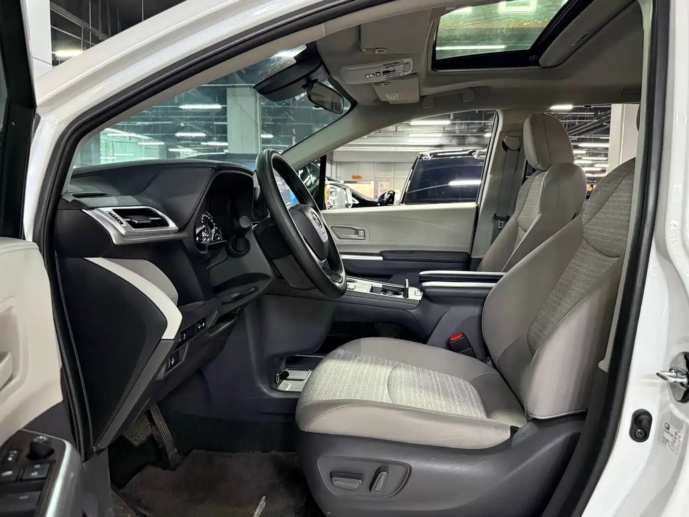 Toyota Sienna 2023 2.5L Hybrid Comfort Edition фото 8
