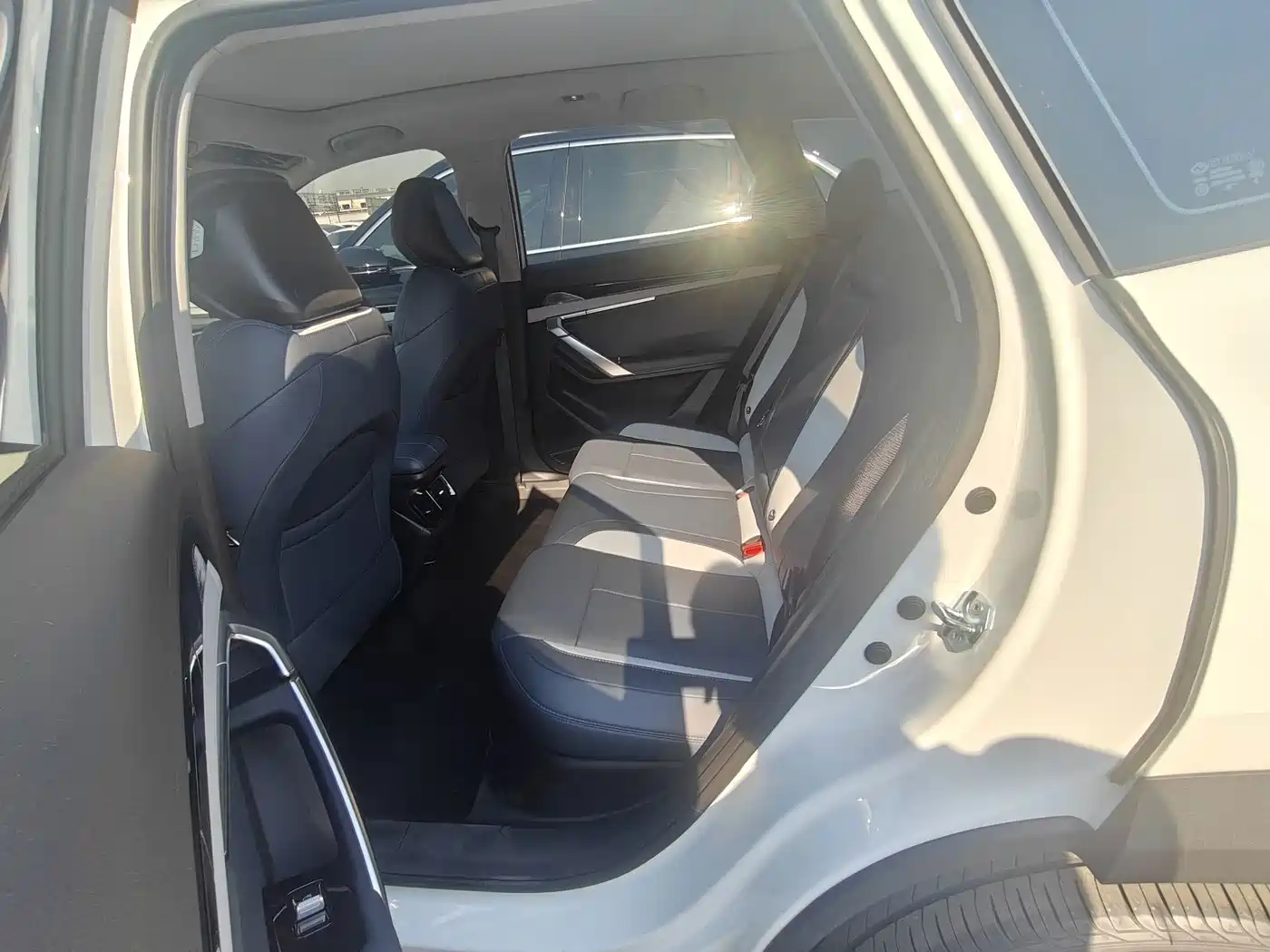 Фото 9 - Geely Atlas L