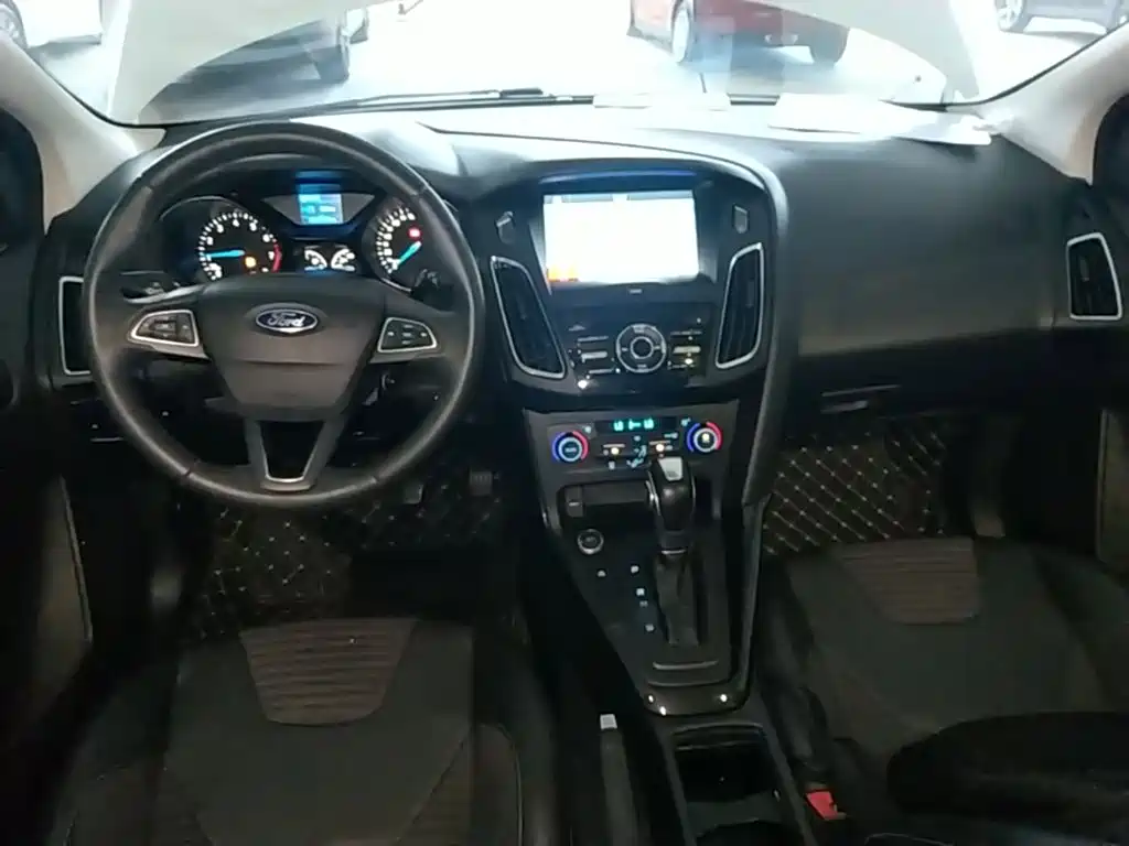 Фото 10 - Ford Focus