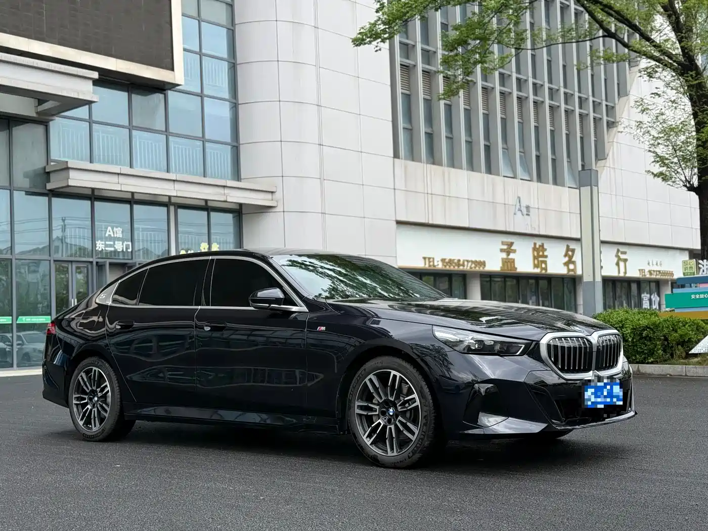BMW 5 Series 2025 530Li Leading M Sport Package фото 3