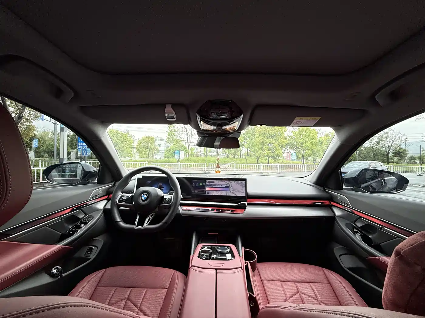 BMW 5 Series 2025 530Li Leading M Sport Package фото 6