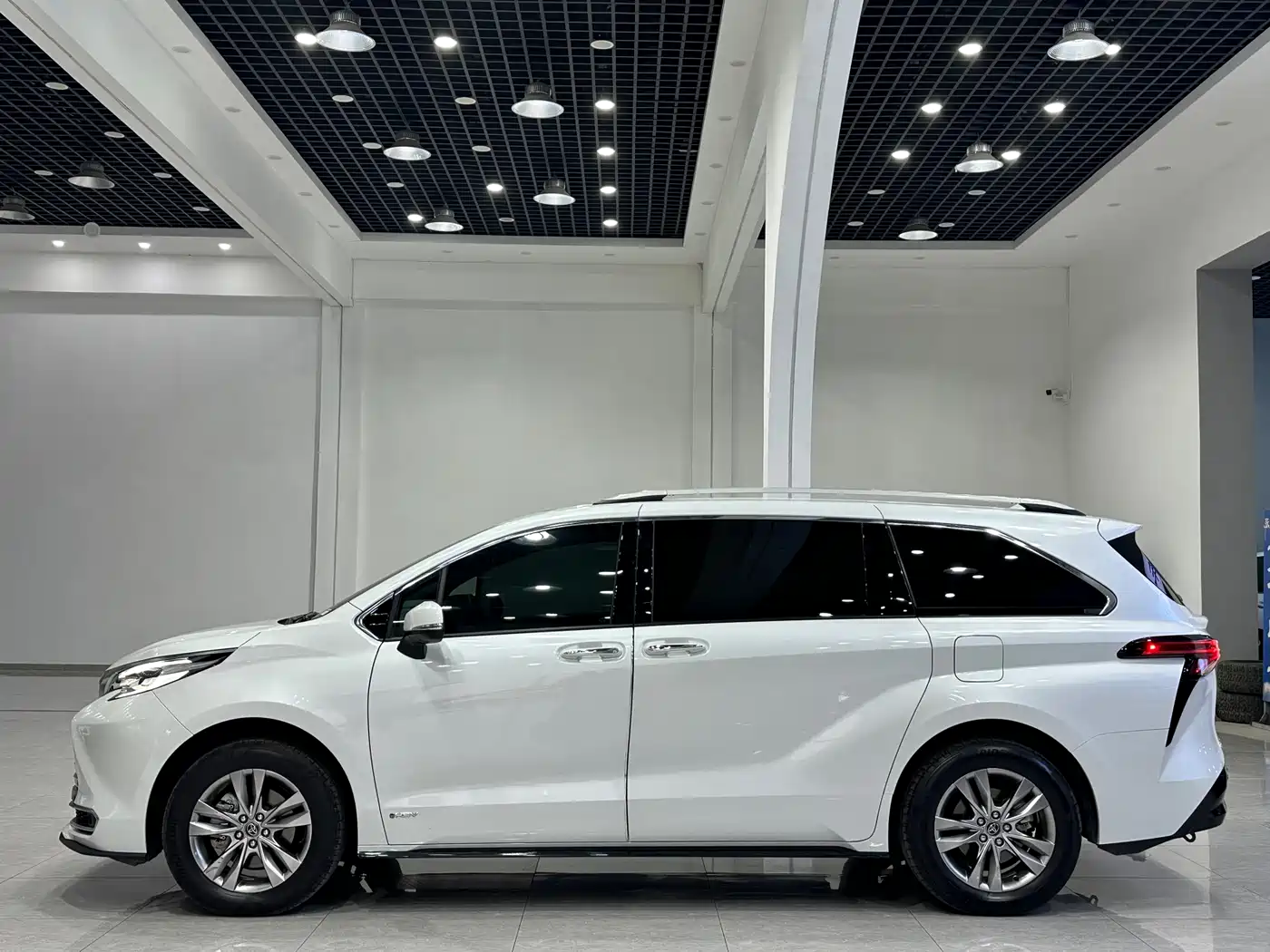 Toyota Sienna 2024 2.5L Hybrid 4WD Premium Edition фото 3