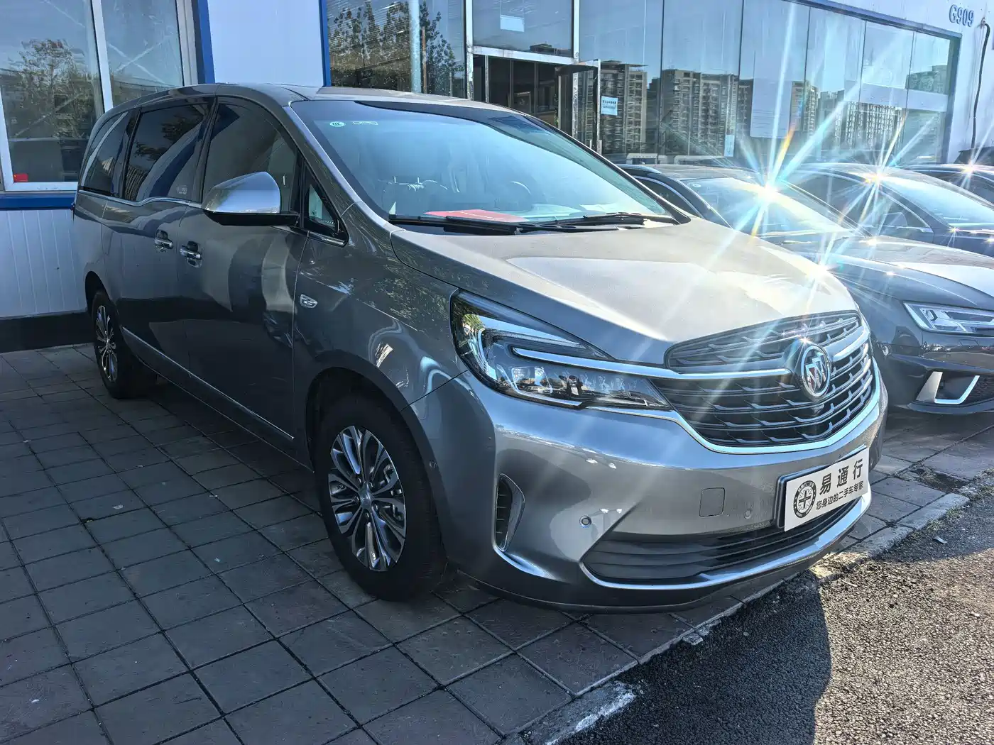 Photo 3 - Buick GL8