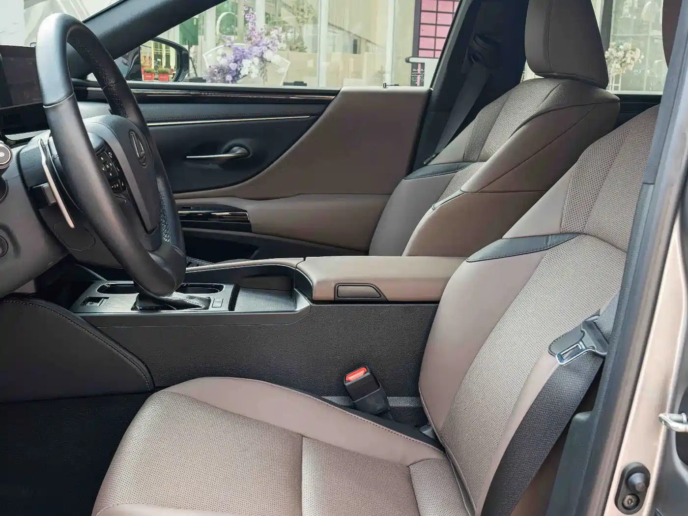 Lexus ES 2022 300h Ultimate Edition фото 11