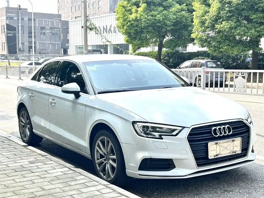 Audi A3 2018 30th Anniversary Limousine 35 TFSI Progressive фото 3