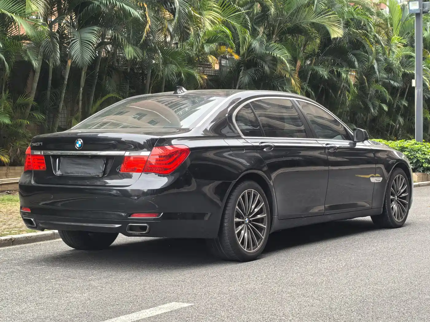 BMW 7 Series 2009 Model 740Li Leading Edition фото 2