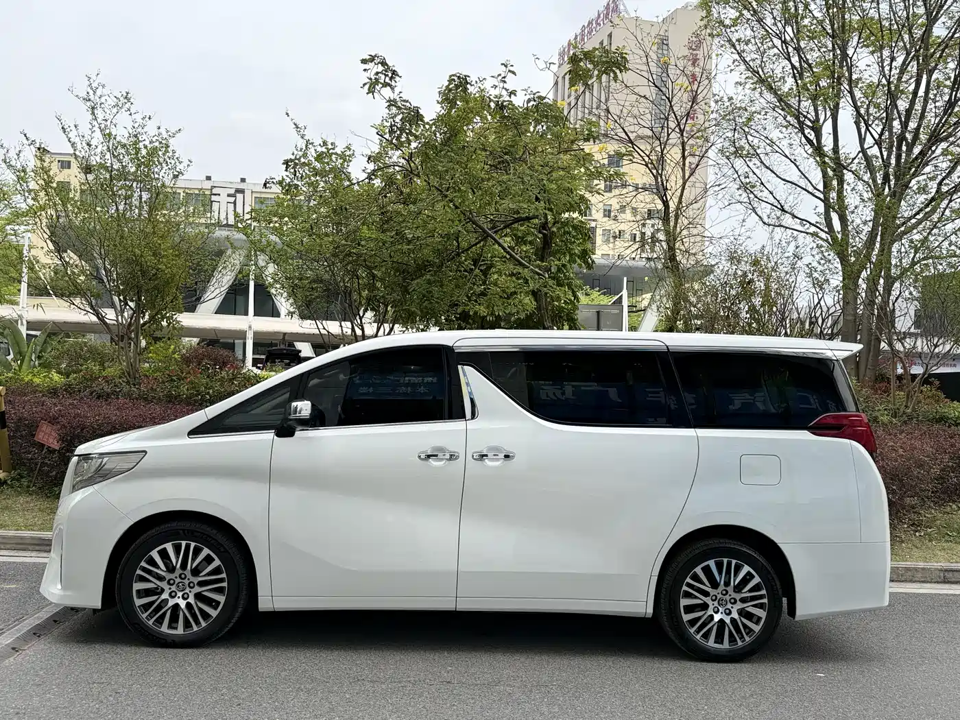 Toyota Alphard 2018 3.5L Luxury фото 4