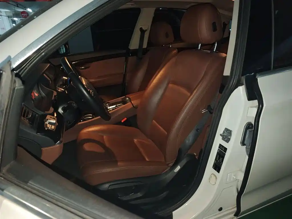 BMW 5 Series GT 2014 528i Leading фото 8
