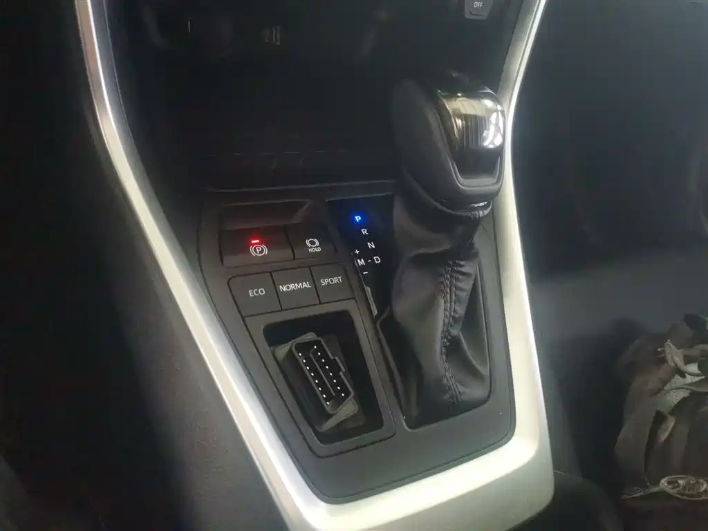 Toyota Wildlander 2023 2.0L CVT FWD LE фото 14