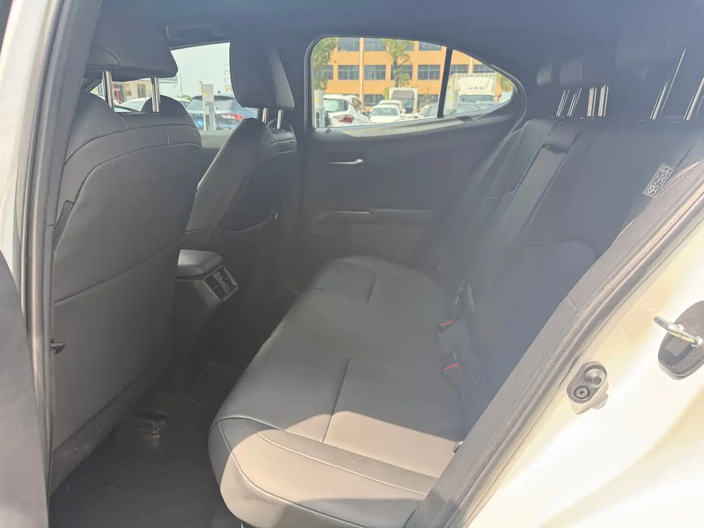 Lexus UX 2022 260h Cool Edition фото 5