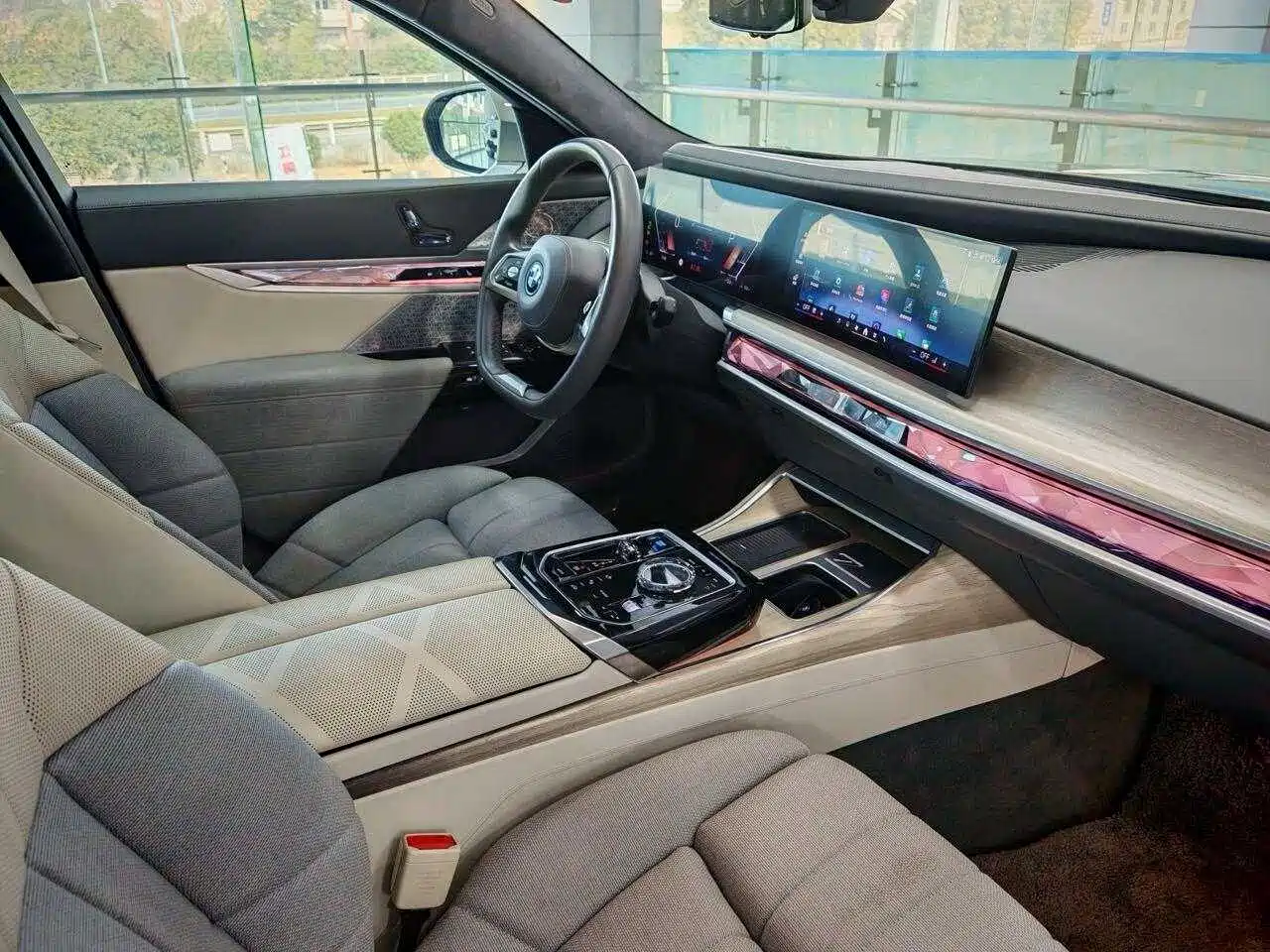 Фото 15 - BMW i7