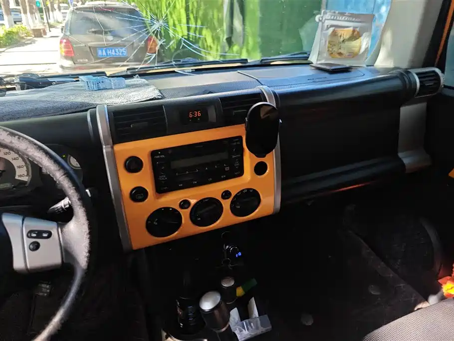 Toyota FJ Cruiser 2013 4.0L фото 12