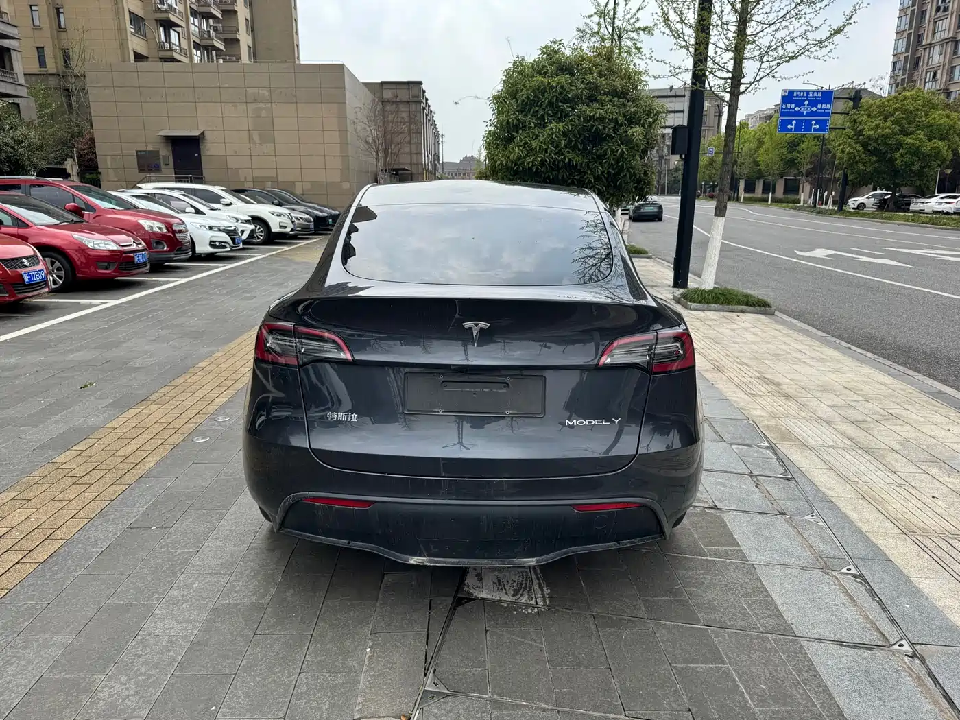 TESLA MODEL Y