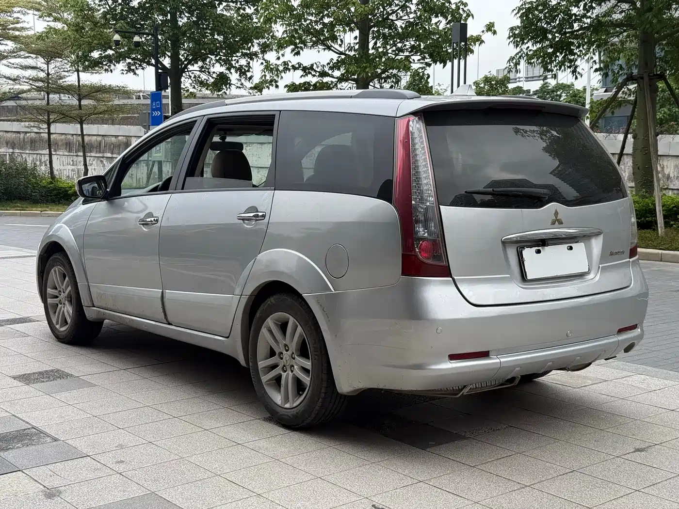 Mitsubishi Grandis 2009 2.4 6-Seater Elite Version фото 6