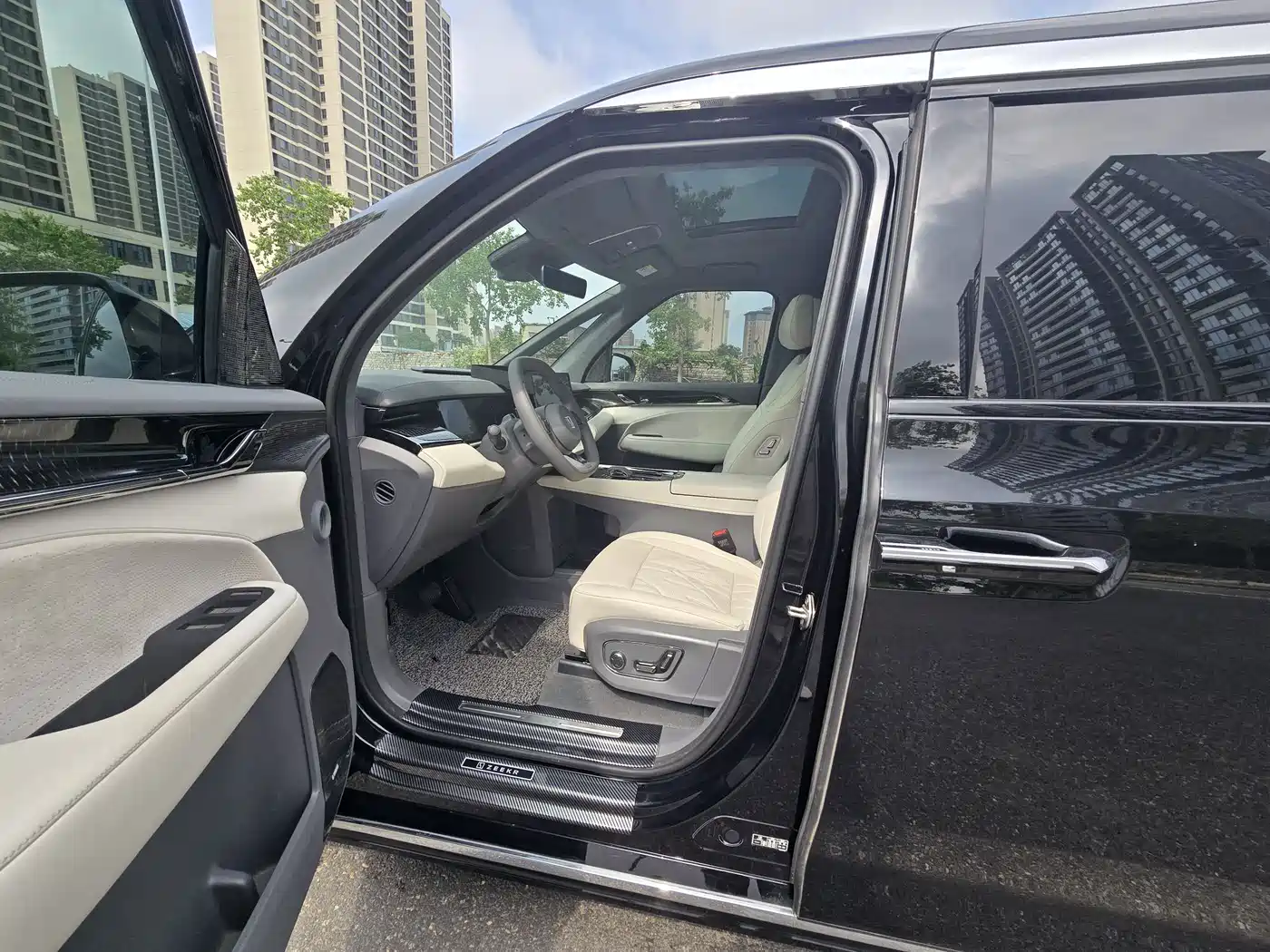ZEEKR 009 2025 2024 6-seat Executive AWD 108kWh