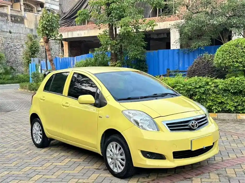 Toyota Yaris 2011 1.6E Auto Charm Edition фото 3