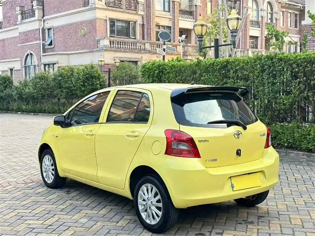 Toyota Yaris 2011 1.6E Auto Charm Edition фото 6