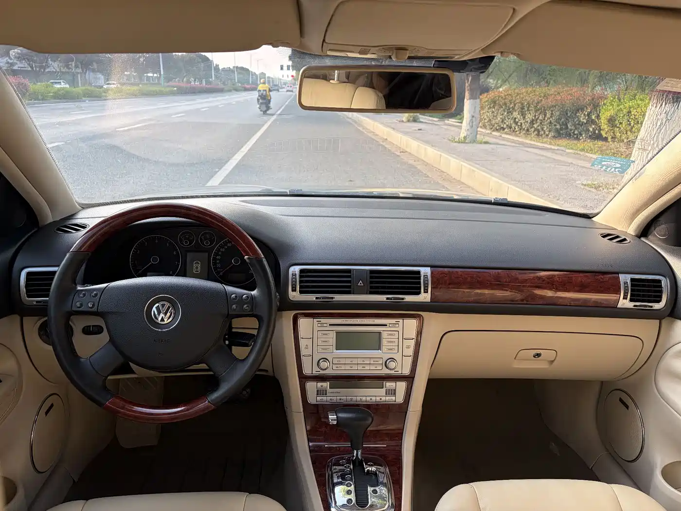 Volkswagen Passat Lingyu 2009 1.8T Automatic Luxury фото 11