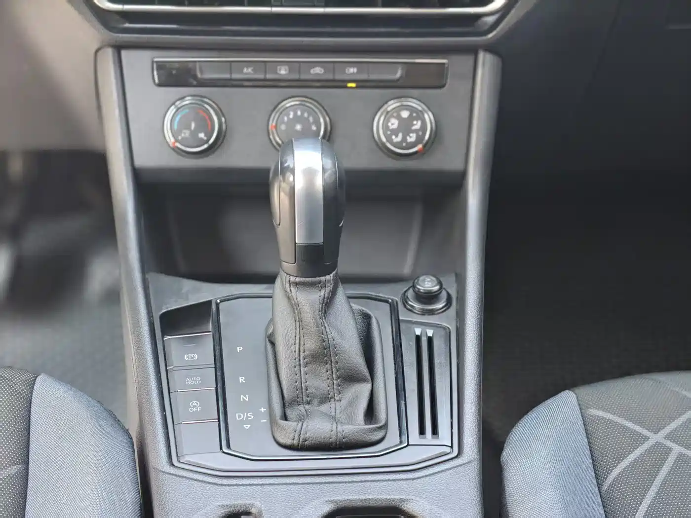 Volkswagen Lavida 2024 Model 1.5L Automatic Delight Edition фото 14
